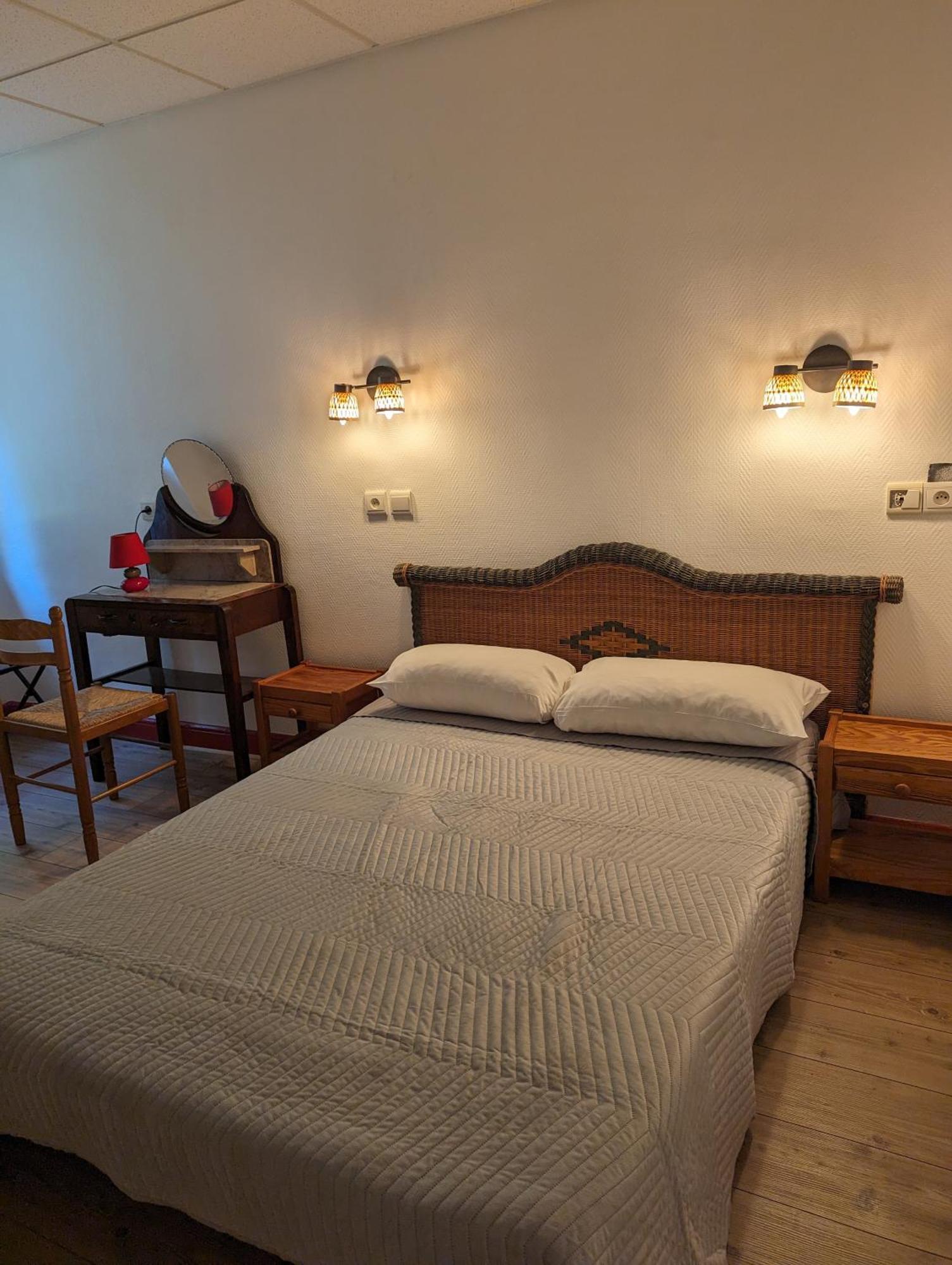 Auberge Des Pins Aubenas Bagian luar foto